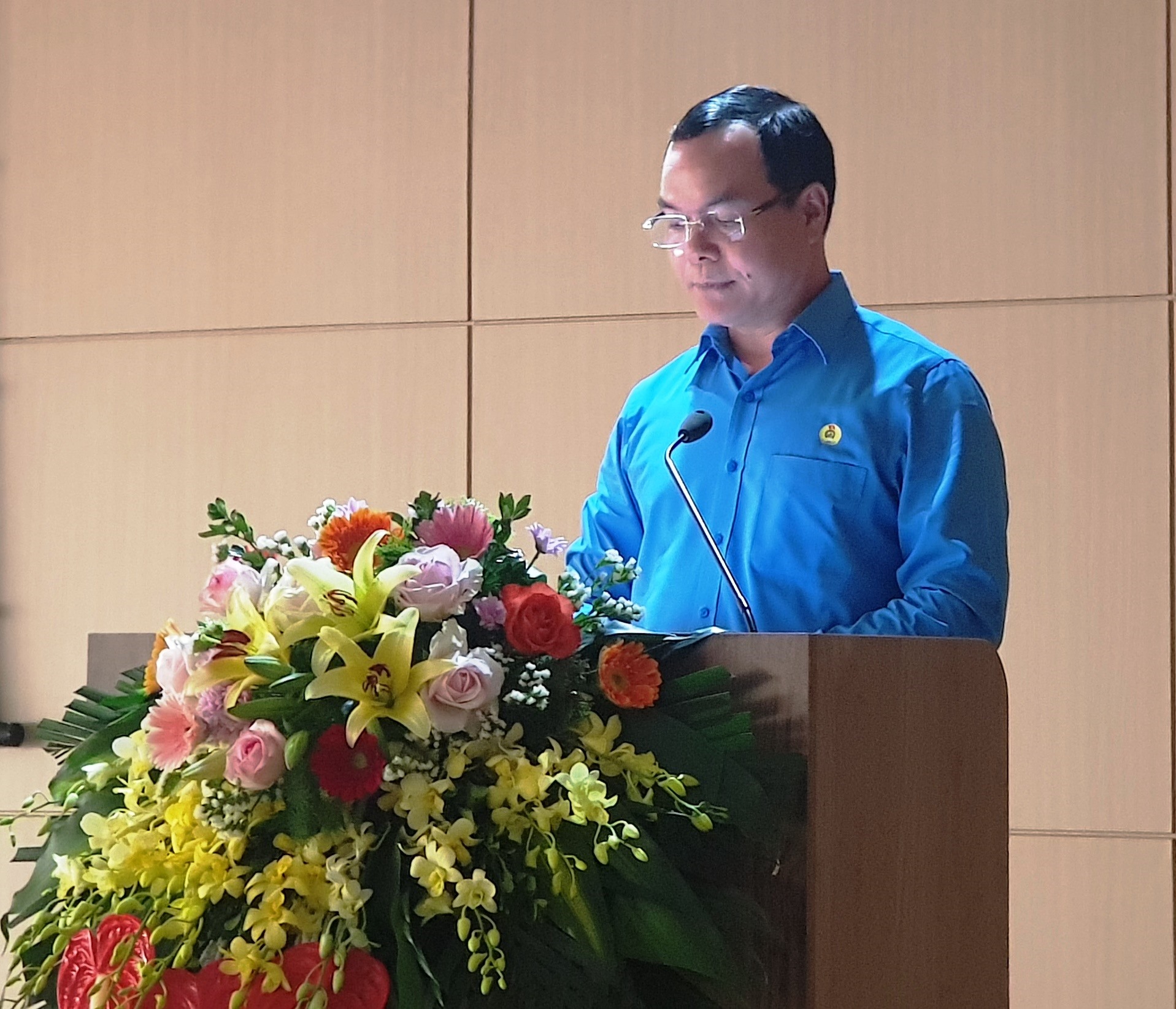 Đồng chí Nguyễn Đình Khang, Chủ tịch Tổng LĐLĐ Việt Nam phát biểu tại buổi làm việc với lãnh đạo Cty TNHH Mcnex Vina. Ảnh: NT