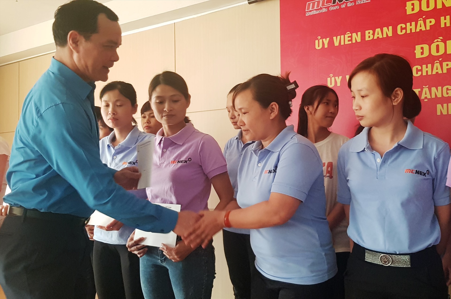Đồng chí Nguyễn Đình Khang, Chủ tịch Tổng LĐLĐ Việt Nam tặng quà cho CNLĐ tại Cty TNHH Mcnex Vina. Ảnh: NT