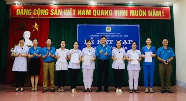 CĐCS Bệnh viện Đa khoa tỉnh Hà Tĩnh kết nạp mới thêm 21 đoàn viên