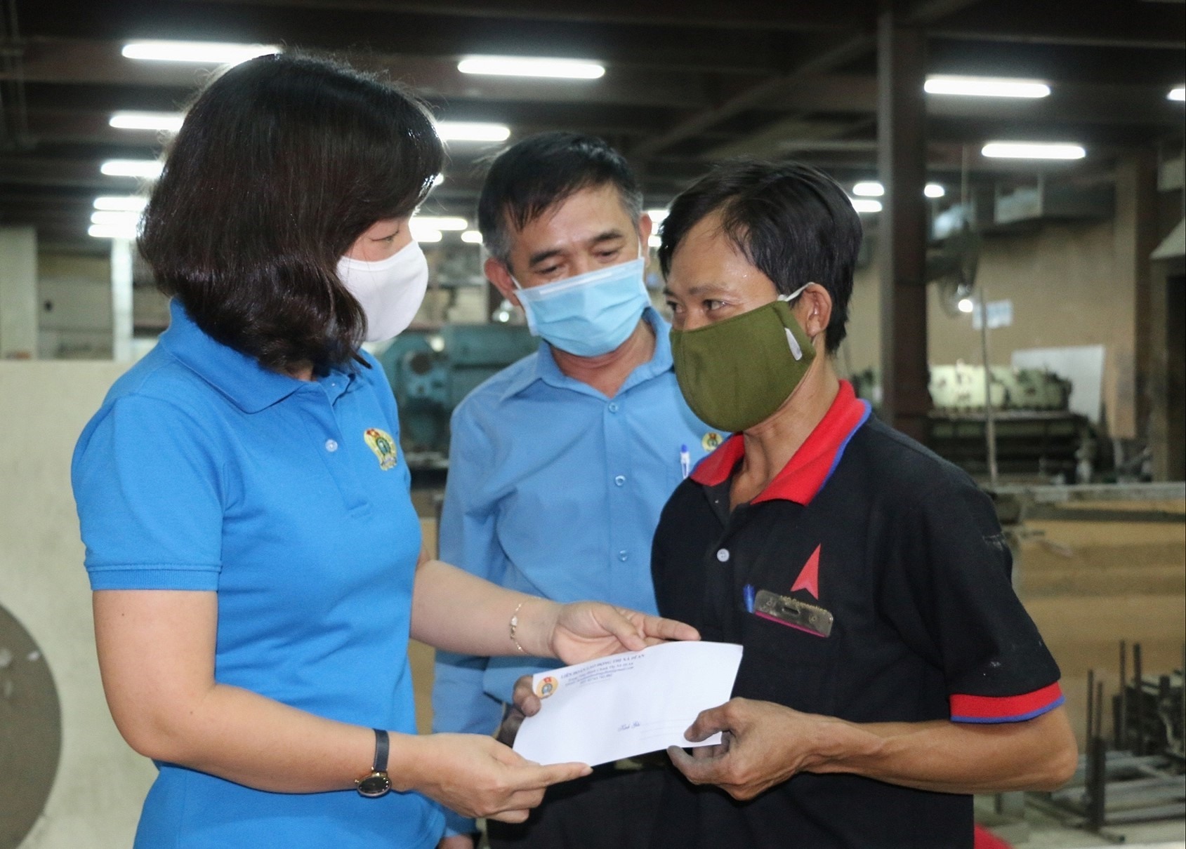 Bà Trương Thị Bích Hạnh trao quà cho công nhân gặp khó khăn tại doanh nghiệp. Ảnh: Hoàng Trung