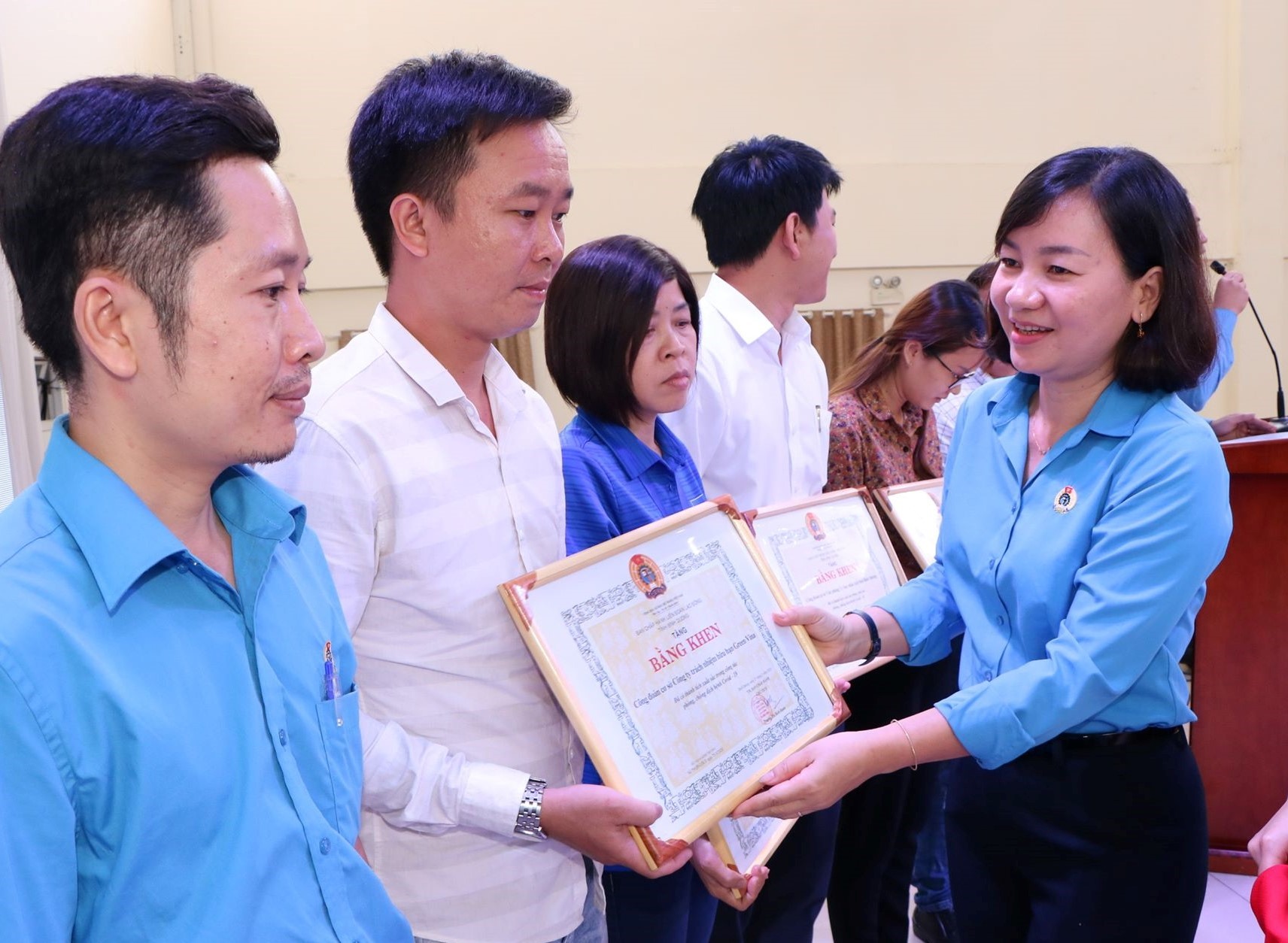 Bà Hạnh trao bằng khen cho cán bô công đoàn vơ sở có thành tích cao trong phòng chống dịch bệnh. Ảnh:
