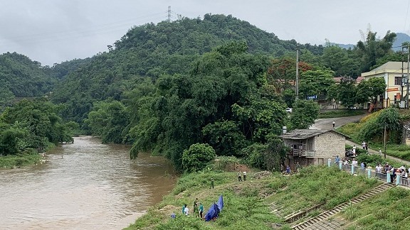 Đoạn sông Cầu thuộc thôn Nà Ỏi, xã Dương Quang, TP Bắc Kạn nơi người dân phát hiện thi thể nạn nhân. Ảnh: Công an cung cấp