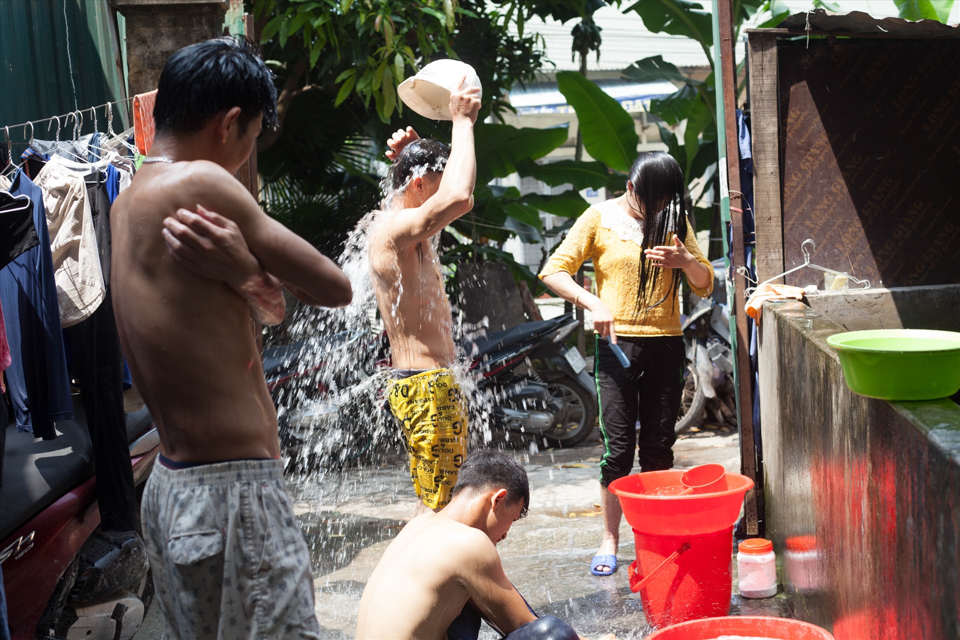 Trở về sau khoảng thời gian bắn nhám và đổ cột trên công trường, những người lao động tranh thủ tắm, giặt tại bể nước trong sân tầng 1.