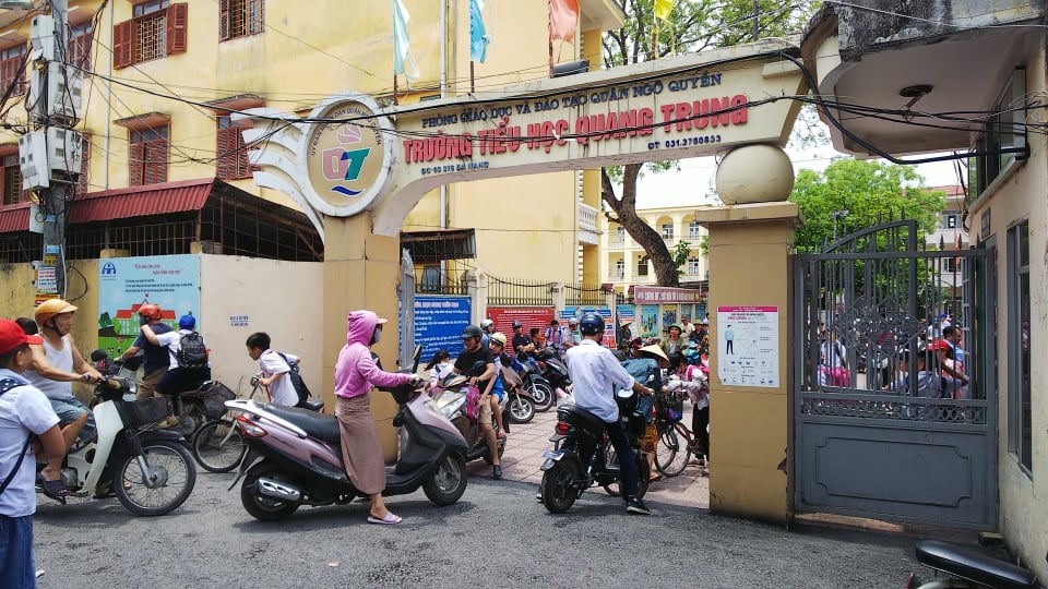 Trường tiểu học Quang Trung nơi xảy ra vụ việc học sinh lớp 1 bị phê bình vì đi học sớm. Ảnh ĐL