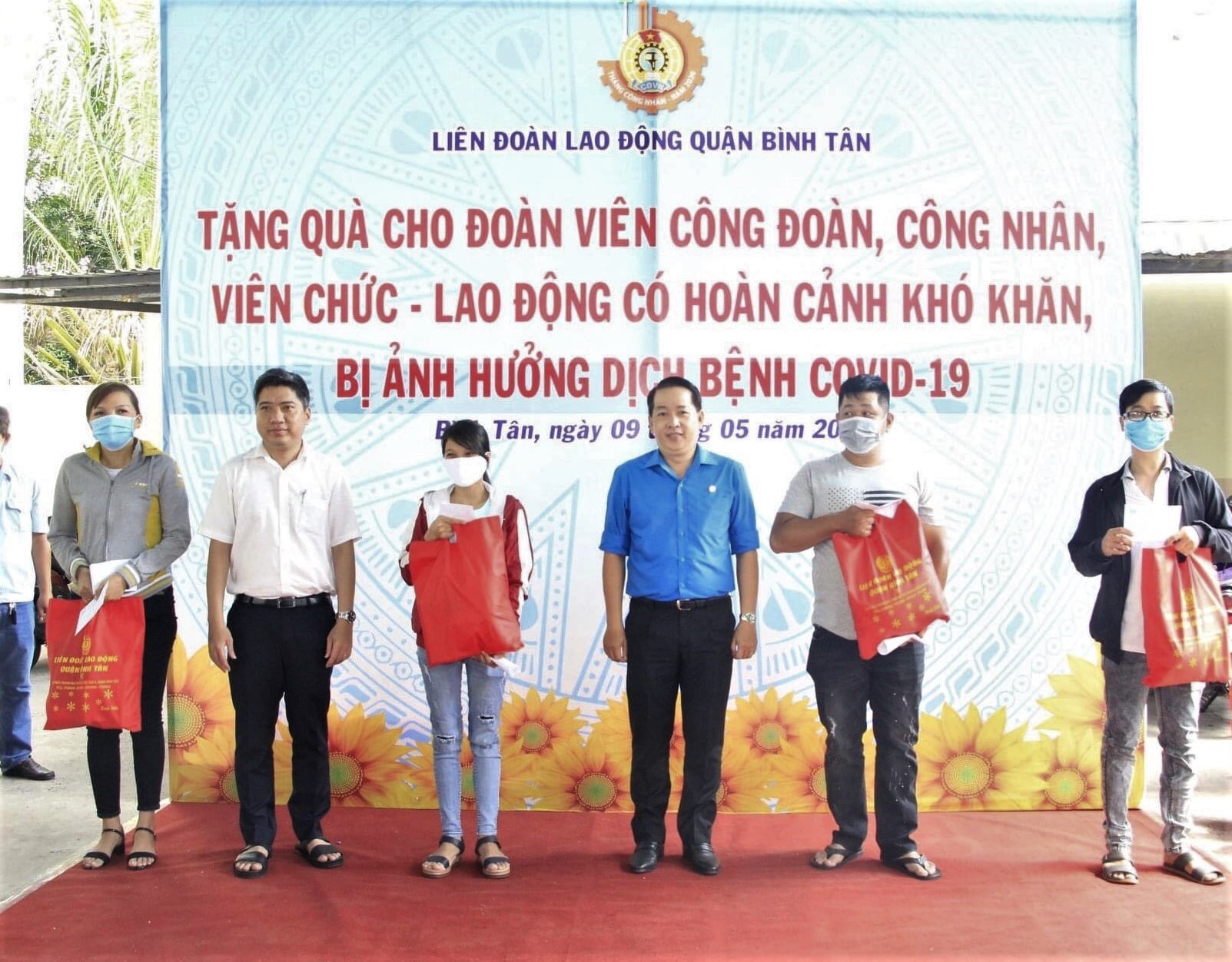 LĐLĐ Quận Bình Tân tổ chức trao quà cho các CNLĐ bị ảnh hưởng bởi dịch COVID-19. Ảnh LĐLĐ Quận Bình Tân cung cấp.