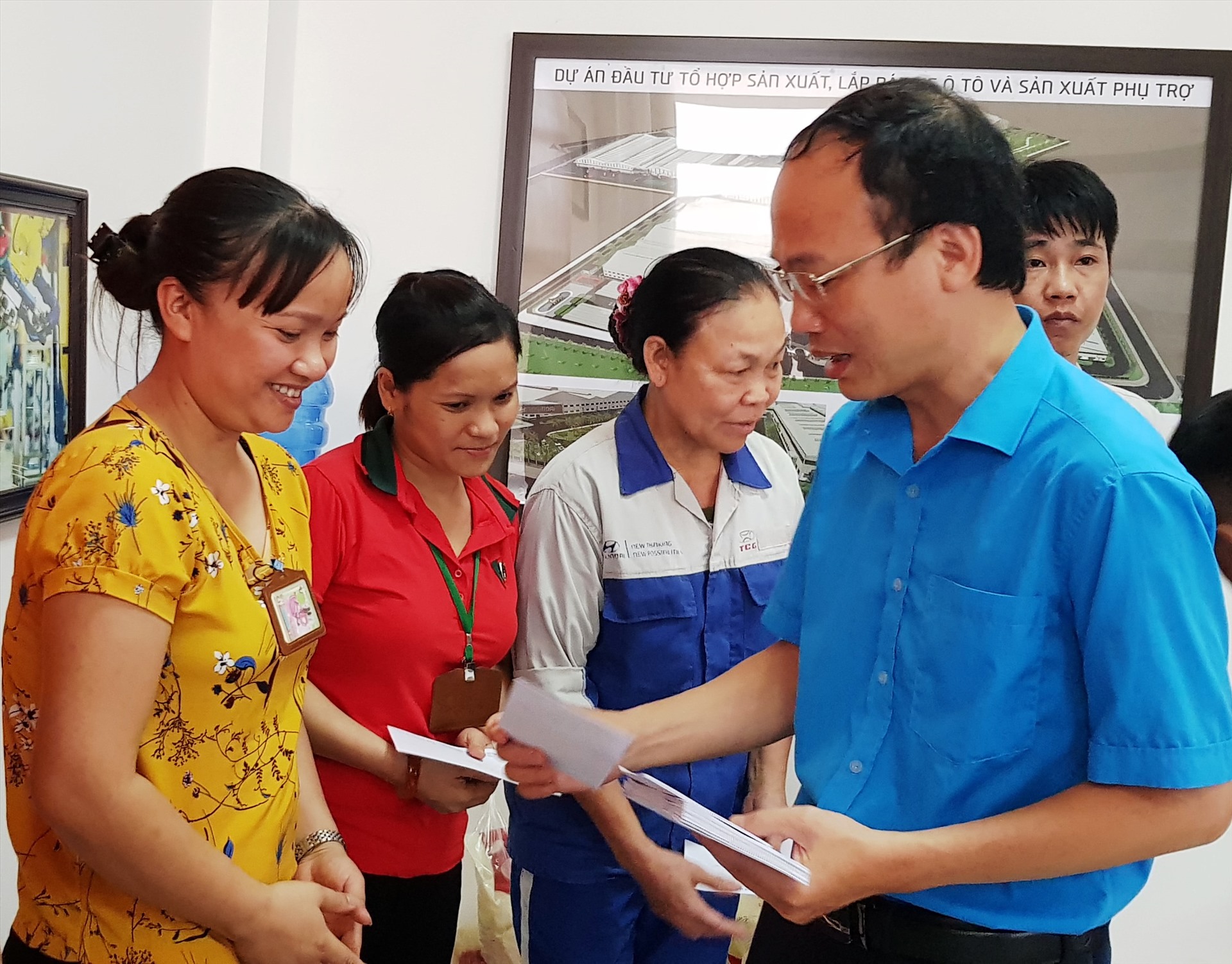 Ông Phùng Minh Chung, Chủ tịch CĐ các KCN tỉnh Ninh Bình trao quà hỗ trợ cho CNLĐ bị tai nạn. Ảnh: NT