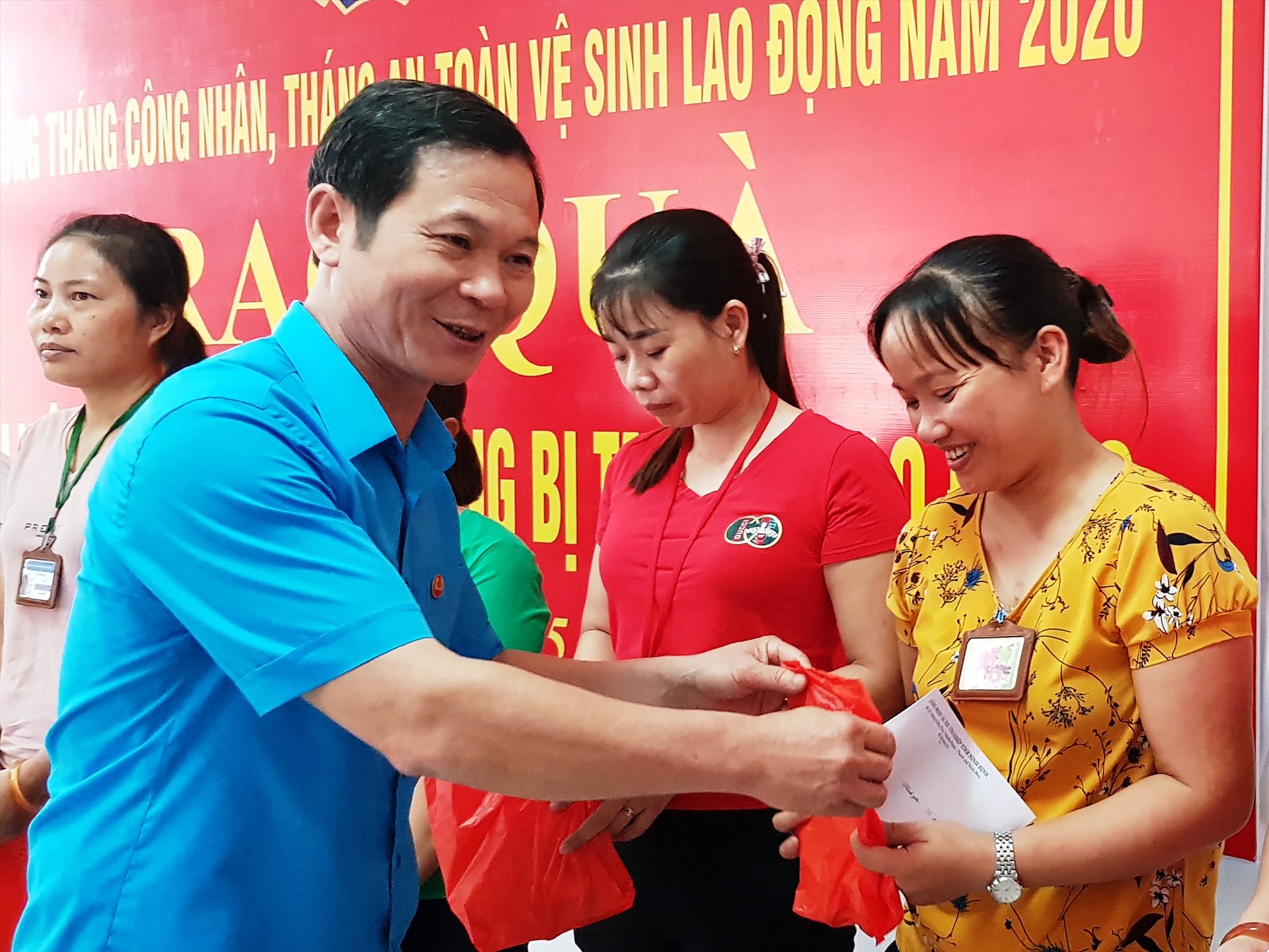 Ông Trần Kim Long, Phó chủ tịch LĐLĐ tỉnh Ninh Bình trao quà hỗ trợ cho các đoàn viên, CNLĐ bị tai nạn. Ảnh: NT