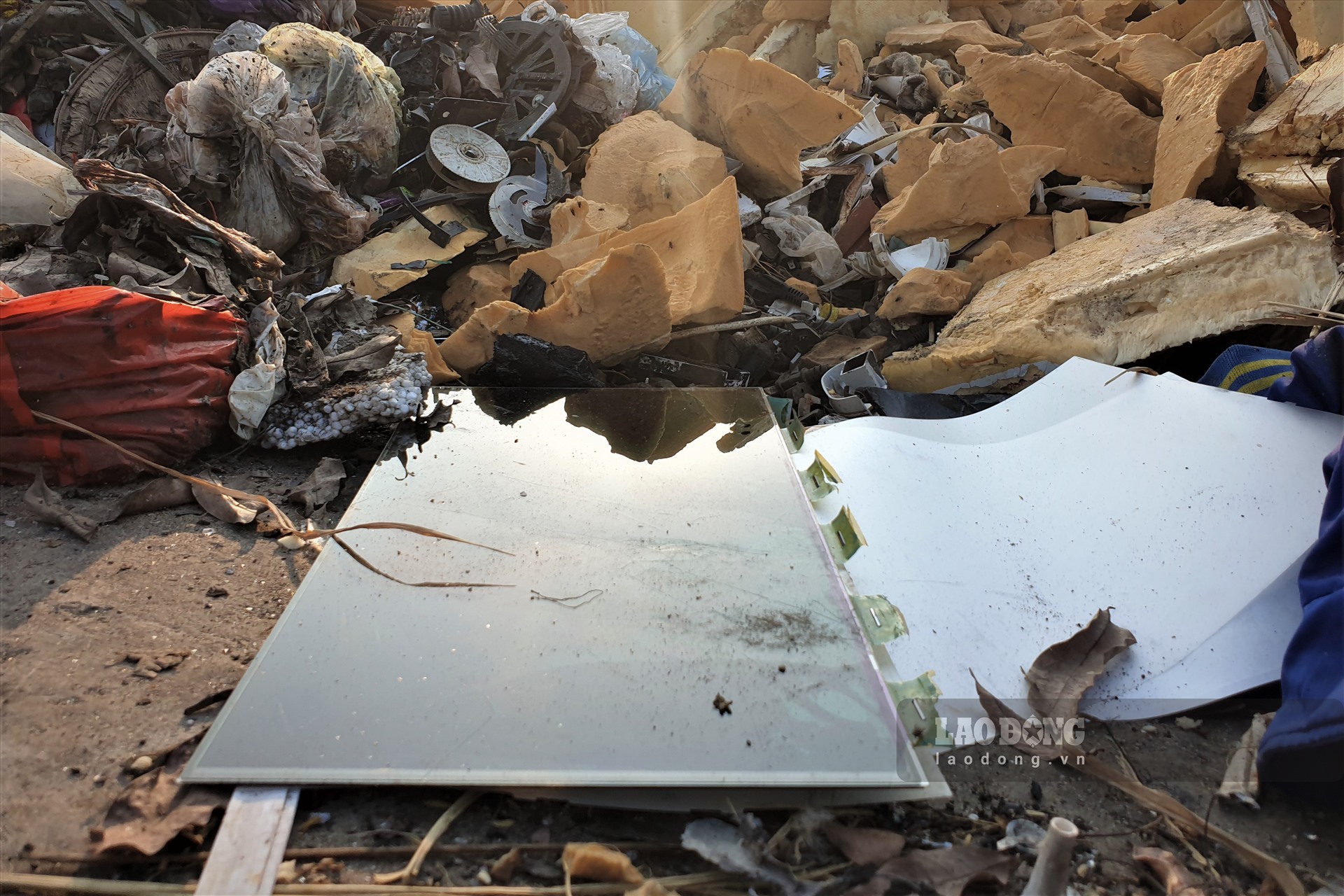 Màn hình tivi phế thải bị đổ trộm xuống khu tập kết rác thải tự phát tại thôn Yên Thịnh.