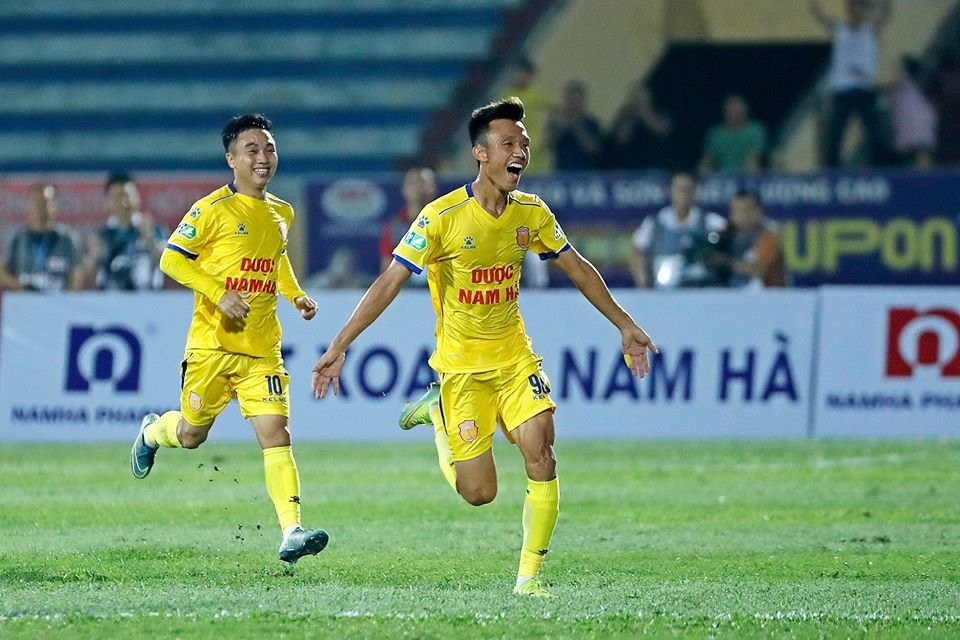 Mai Xuân Quyết ghi bàn ấn định chiến thắng 2-0 cho Nam Định trước HAGL tối 23.5. Ảnh: VPF.