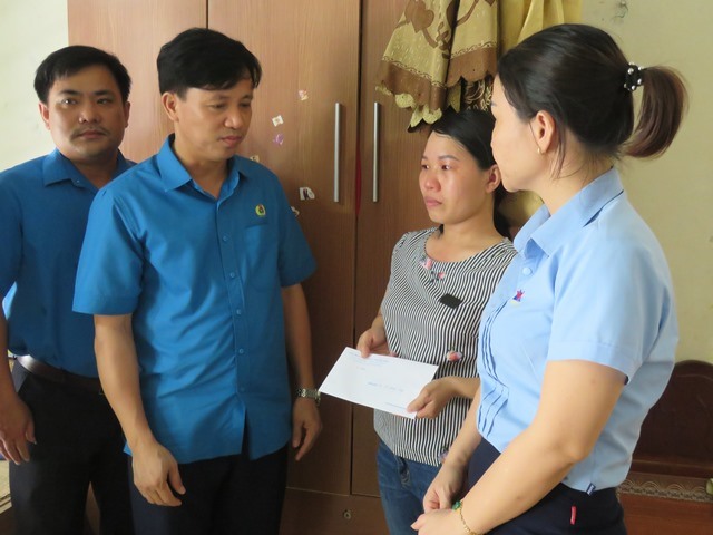 Trao hỗ trợ 2 triệu đồng cho gia đình anh Lê Đăng Hưng bị tai nạn giao thông tử vong.