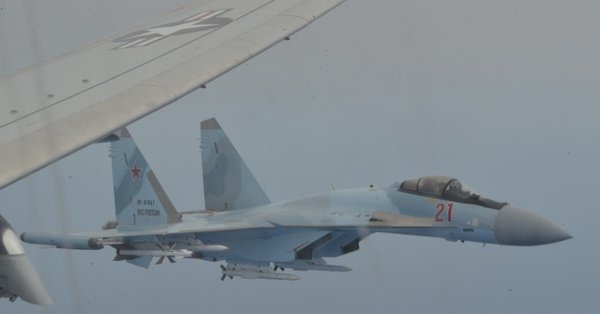 Hải quân Mỹ tung một loạt ảnh “tố” 2 chiếc Su-35 của Nga chặn máy bay săn ngầm P-8A của Mỹ. Ảnh: US Navy
