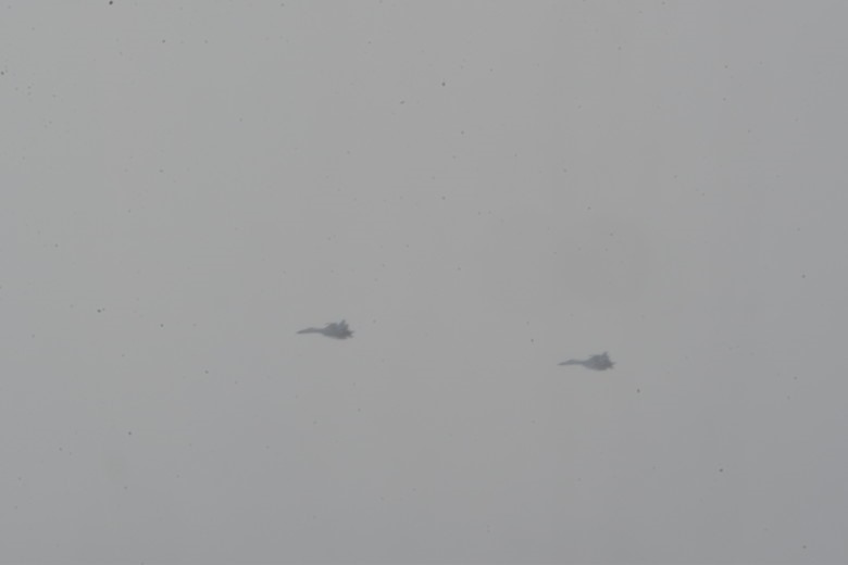 Hải quân Mỹ tung một loạt ảnh “tố” 2 chiếc Su-35 của Nga chặn máy bay săn ngầm P-8A của Mỹ. Ảnh: US Navy