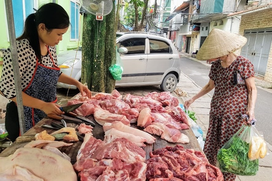 Giá thịt lợn đã tăng ở mức quá cao, khiến nhiều người dân cân nhắc khi mua. Ảnh: Khánh Vũ