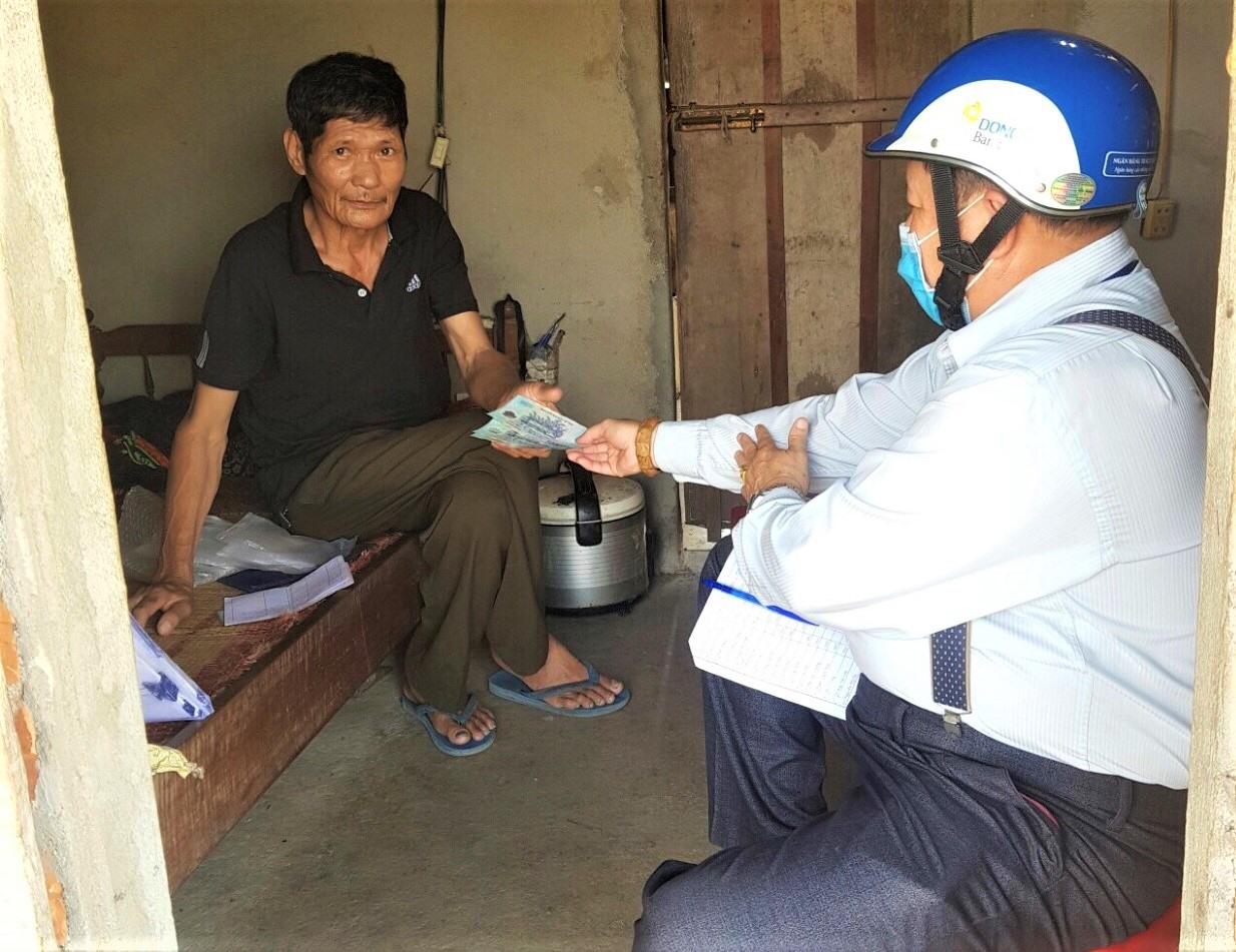 Người dân Đắk Lắk nhận tiền hỗ trợ từ gói 62.000 tỉ đồng. Ảnh: Kim Oanh