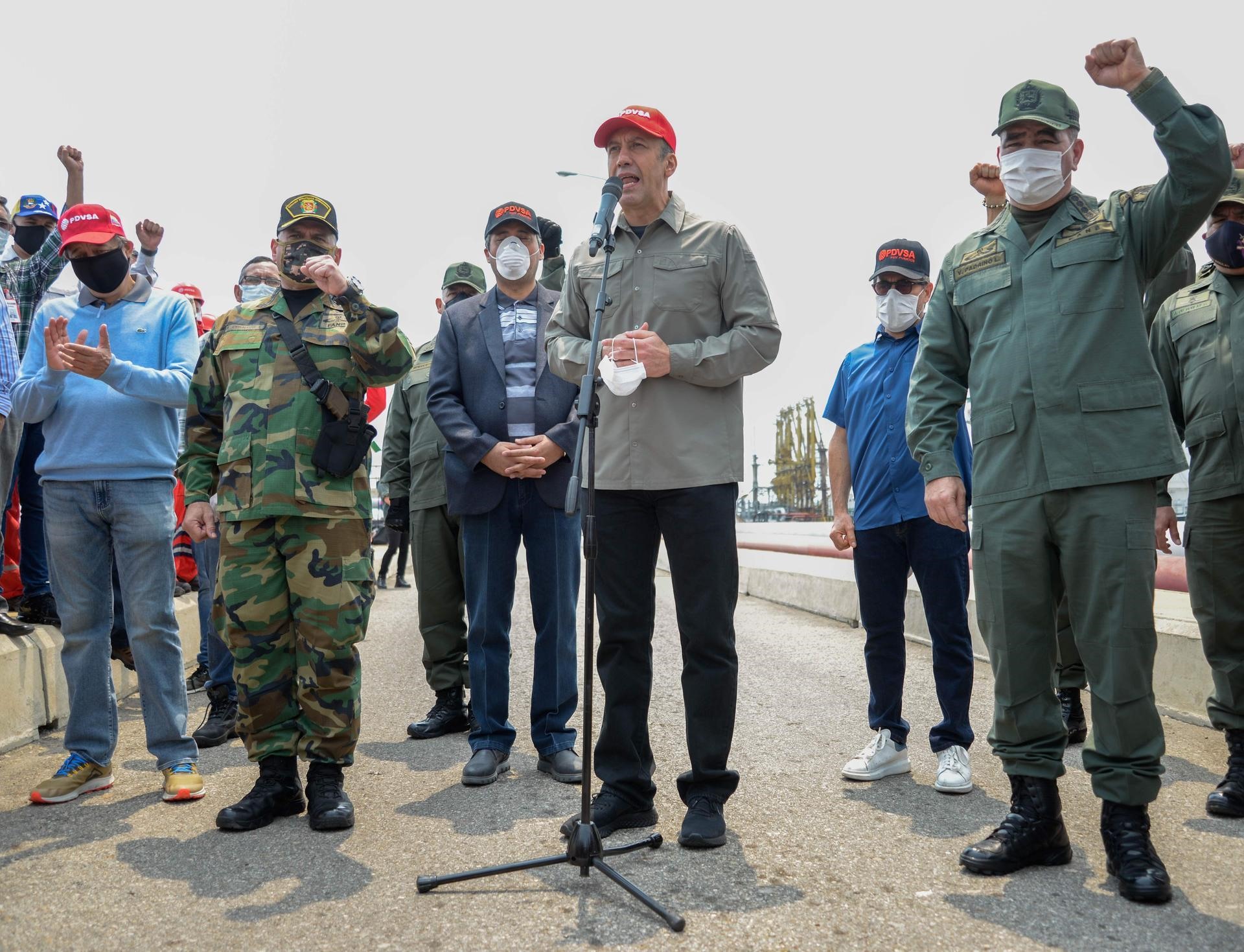 Bộ trưởng công nghiệp Venezuela Tareck El Aissami (C), nói chuyện bên cạnh Bộ trưởng Quốc phòng Venezuela Vladimir Padrino (phải) sau khi tàu chở dầu của Iran Fortune cập cảng nhà máy lọc dầu El Palito ở Puerto Cabello, thuộc bang Carabobo, Venezuela. AFP