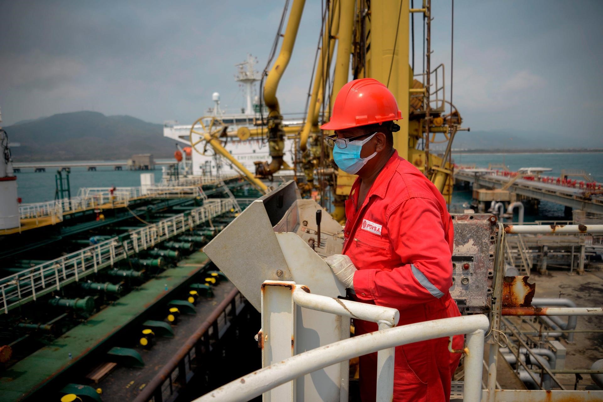 Một công nhân của công ty dầu mỏ nhà nước Venezuela PDVSA nhìn vào tàu chở dầu Fortune khi nó cập bến nhà máy lọc dầu El Palito. Ảnh: AFP