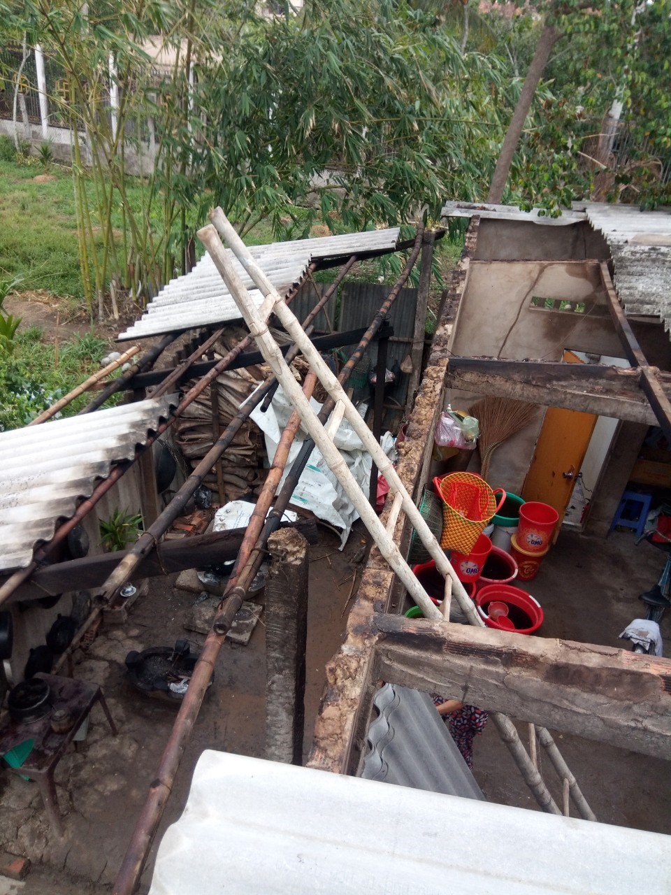 Căn nhà của giáo viên Dương Thái Hồng bị hư hỏng nặng do ốc xoáy. Ảnh: L.N.Đ