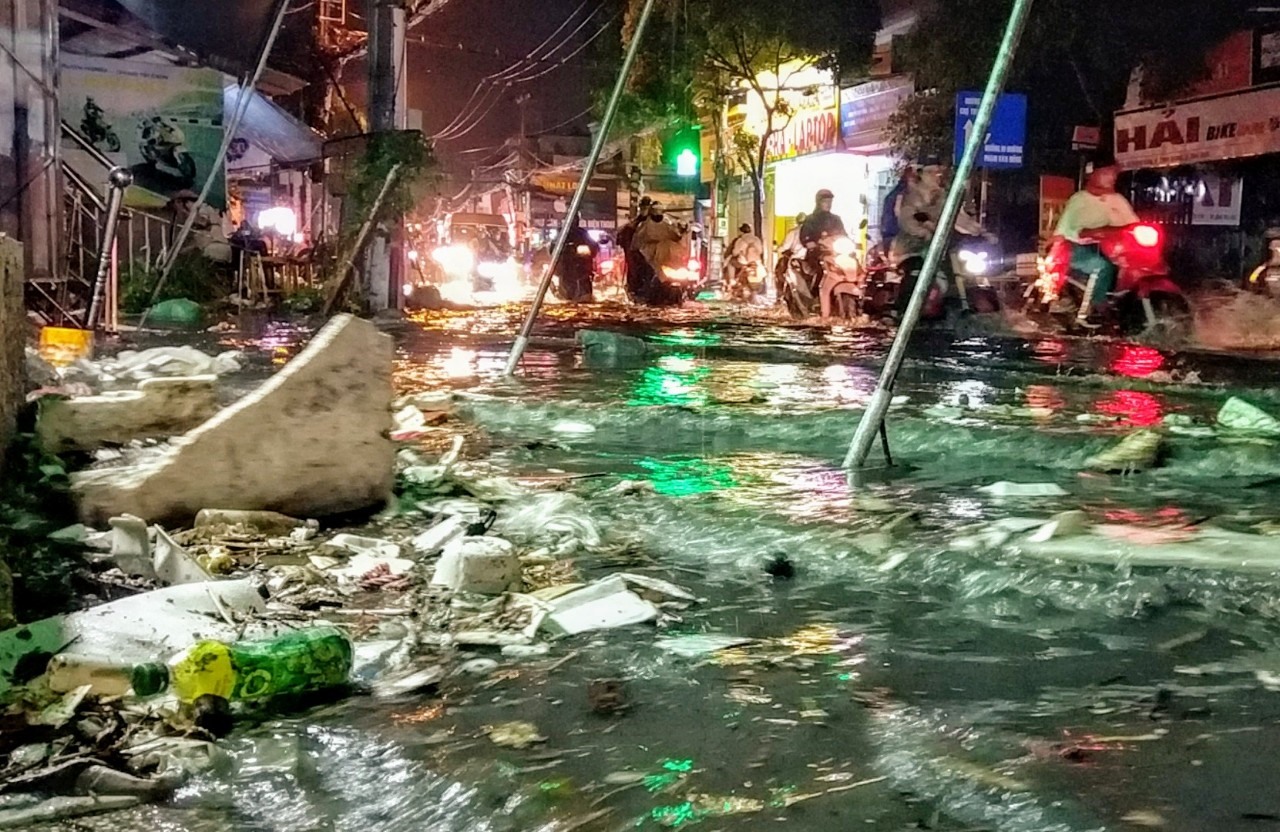 Chính thói quen vứt rác bừa bãi của một số người dân khiến mưa xuống cuốn rác thải vào các miệng cống gây tắc nghẽn dòng chảy.  Ảnh: Minh Quân