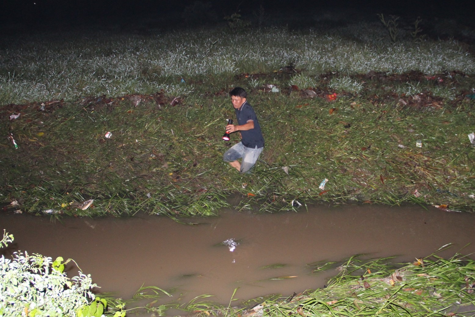 Khi mưa lớn nước dưới suối đổ ra sông Đồng Nai sâu khoảng 2m, chảy xiết. Ảnh: Đình Trọng