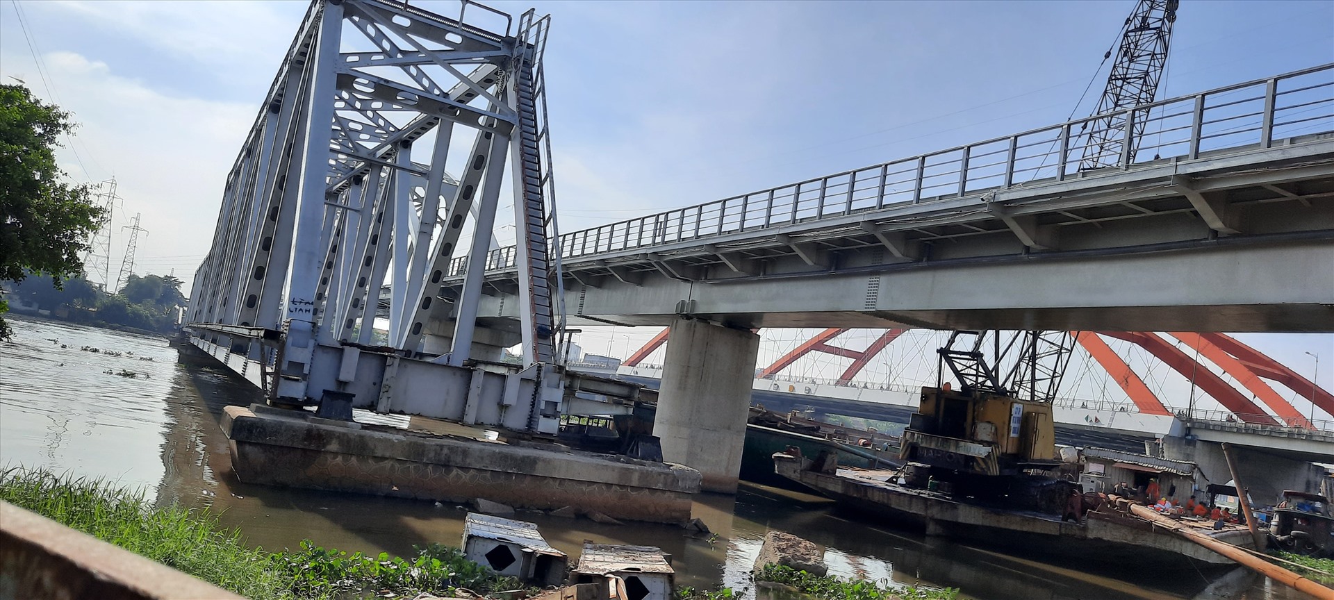 Phần cầu còn lại phía bên quận Bình Thành được giữ lại để bảo tồn. Ảnh Minh Khang