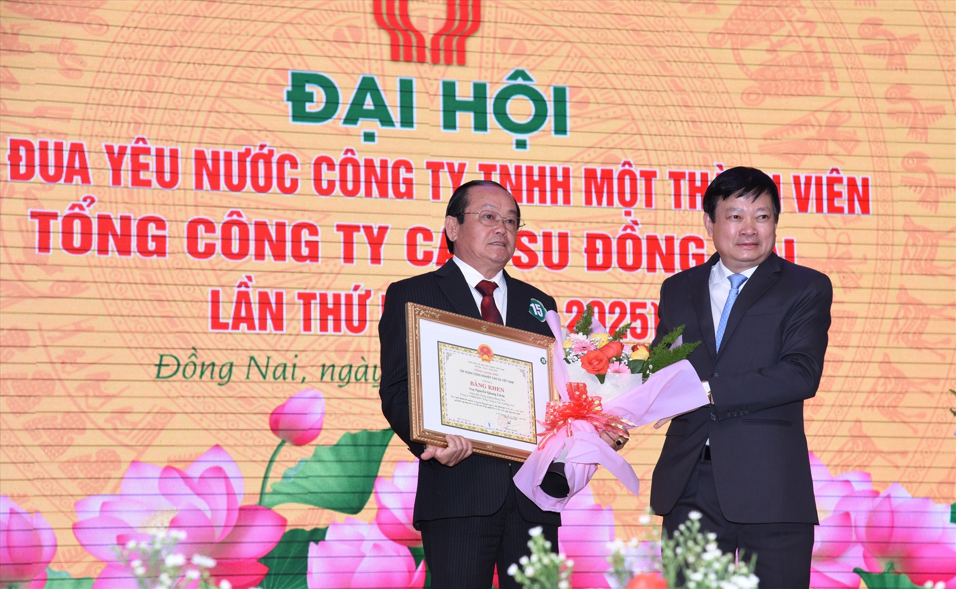 Ông Huỳnh Văn Bảo, Tổng Giám đốc Tập đoàn Công nghiệp Caosu Việt Nam (bên phải) tặng Bằng khen của Tập đoàn cho các cá nhân có thành tích thi đua trong giai đoạn 2015 -2019. Ảnh Nam Dương