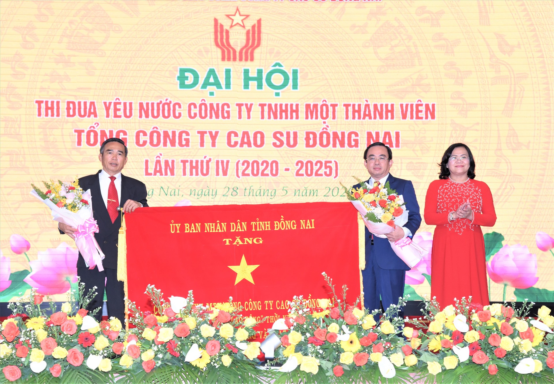 Bà Nguyễn Hòa Hiệp, Phó Chủ tịch UBND tỉnh Đồng Nai, tặng bức trướng cho Nan lãnh đạo Tổng Công ty Caosu Đồng Nai. Ảnh Nam Dương