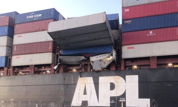 Các container trên tàu bị hư hỏng, biến dạng và nhô hẳn ra khỏi mạn tàu. Ảnh: AMSA