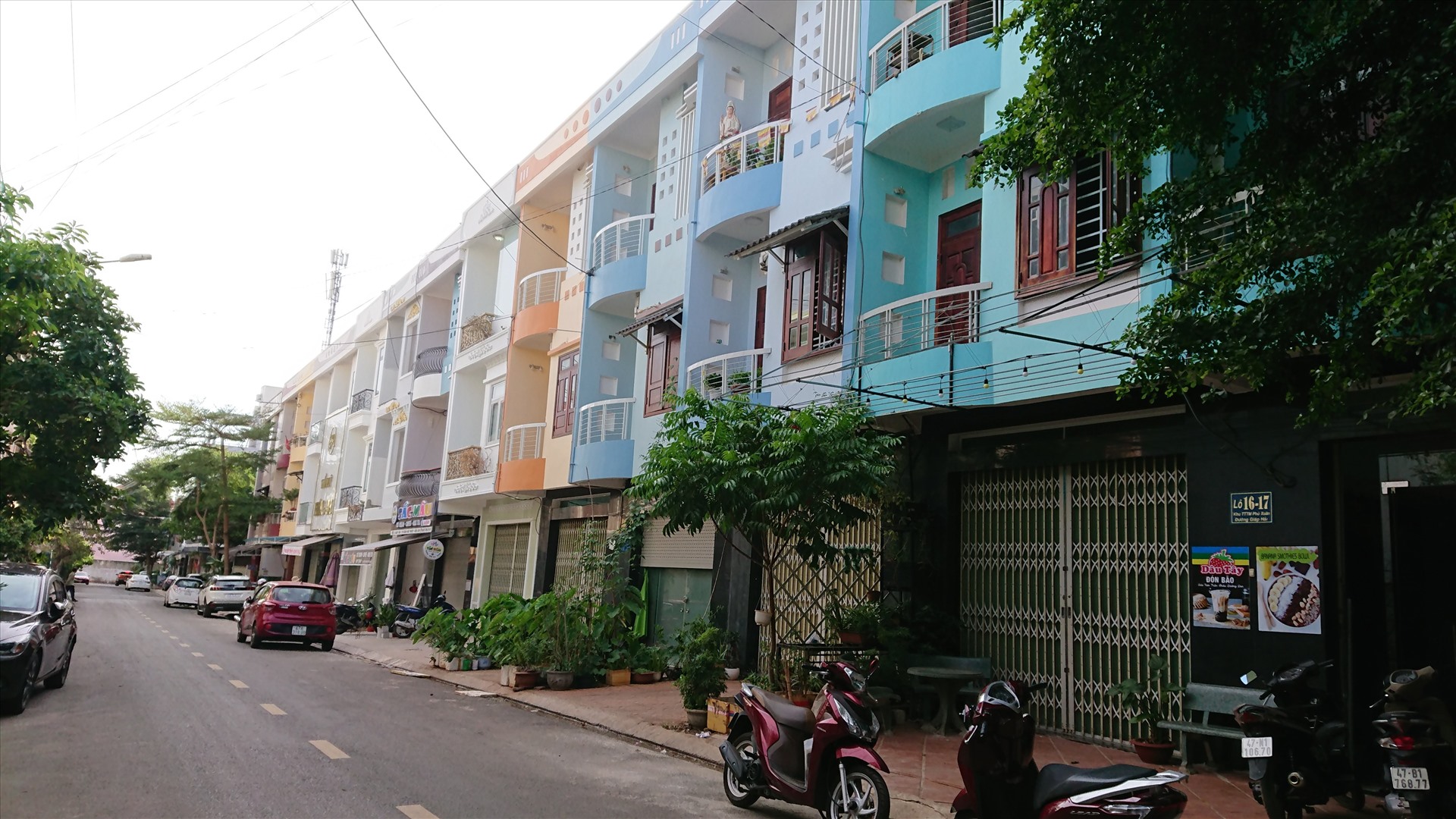 Toàn bộ khu vực nhà ở trên đường Giáp Hải (bên tay phải - PV) đều đã có  người buôn bán, sinh sống từ lâu. Ảnh: Hữu Long