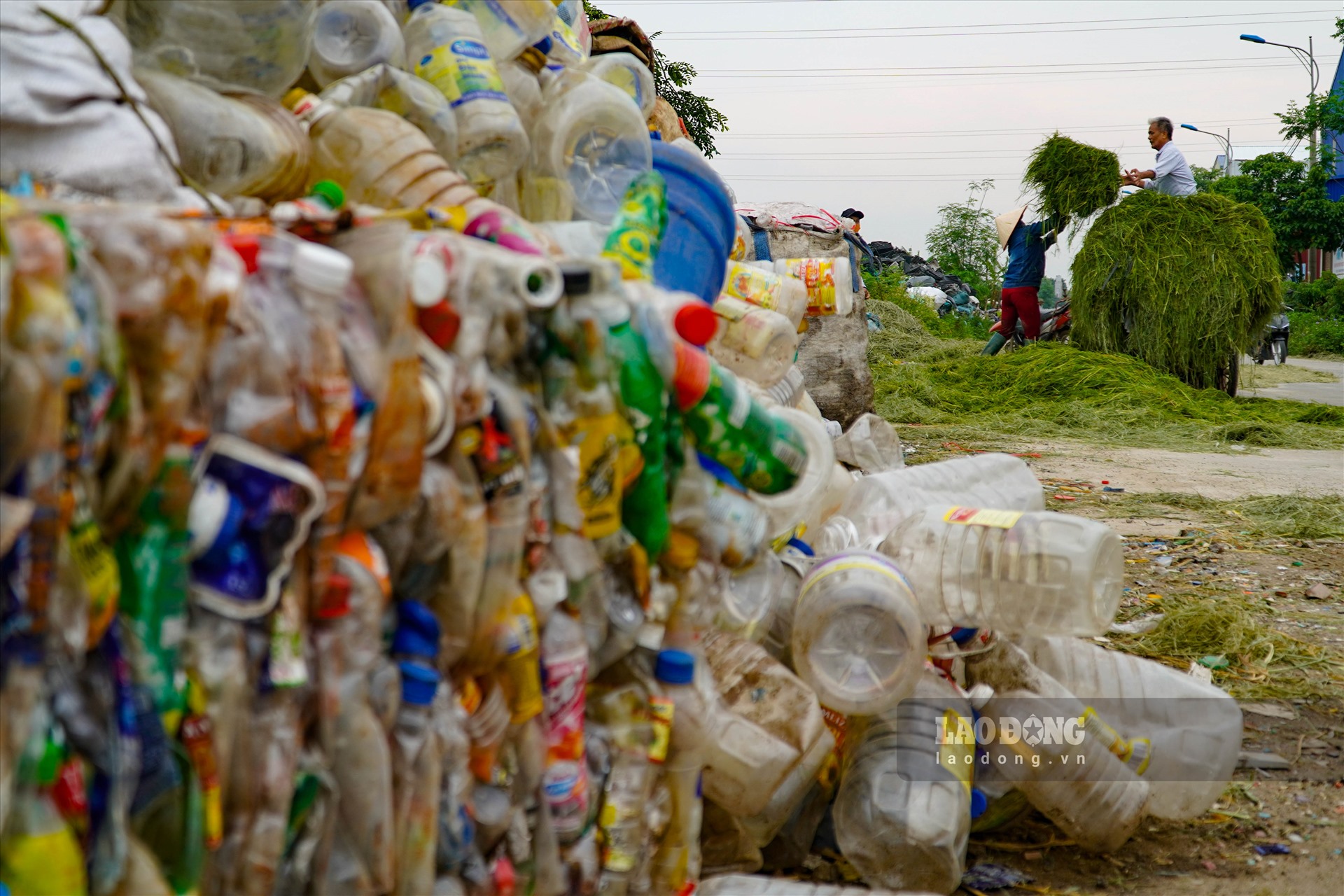 Tuy nhiên, việc phát triển tái chế nhựa lại ảnh hưởng không nhỏ đến môi trường sống của người dân địa phương. Bởi, phần lớn các hộ sản xuất tái chế nhựa vẫn làm tập trung xen lẫn trong các khu dân cư đông đúc.
