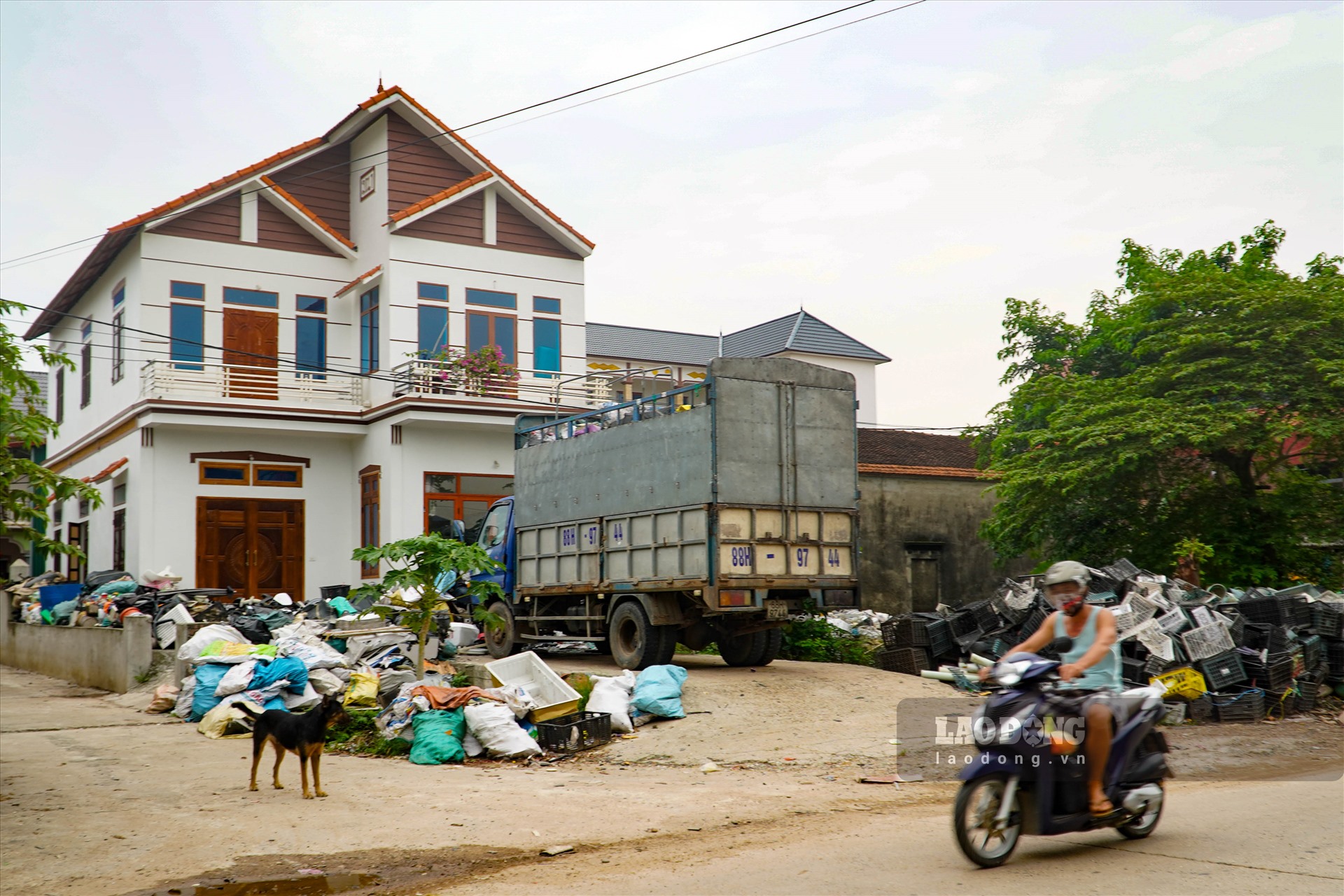 Cũng nhờ phát triển nghề tái chế nhựa phế liệu, đến nay, kinh tế gia đình chị Nguyễn Thị Tâm, thôn Đông Mẫu ngày càng thay đổi, có của ăn của để.
