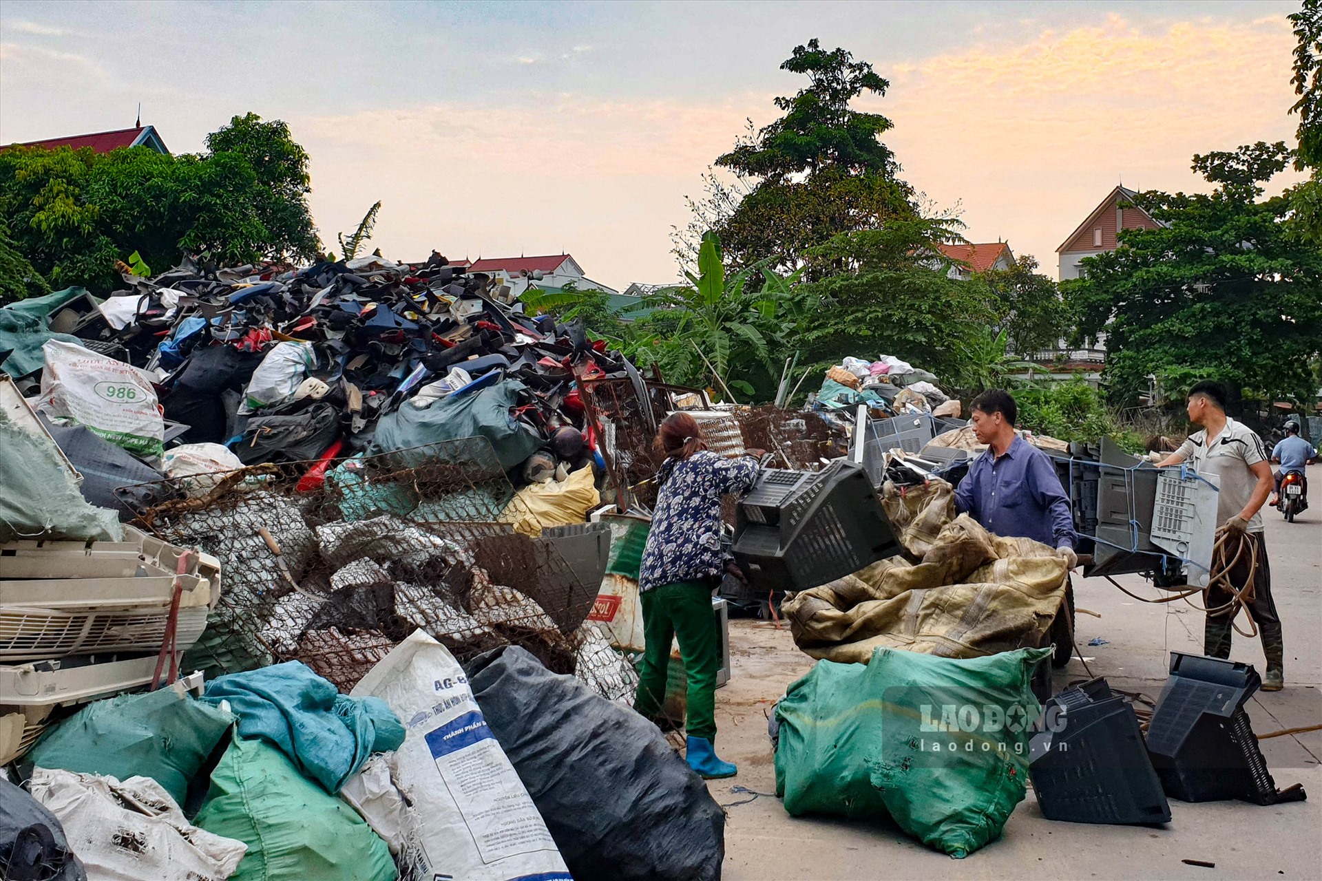 Về thôn Đông Mẫu những ngày cuối năm, điều dễ dàng nhận thấy là sự tấp nập, nhộn nhịp của bà con trong thôn, những chuyến xe được chất đầy hàng phế liệu trở đi xuất buôn, cùng những tiếng “ì ạch” của máy xay nhựa đang ngày đêm hoạt động.