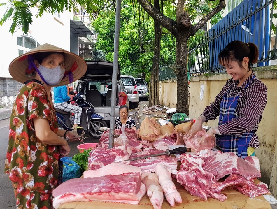 Lượng thịt lợn tại các chợ dồi dào cho thấy: Nguồn cung thịt lợn giảm, nhưng không khan hiếm. Ảnh: Khánh Vũ