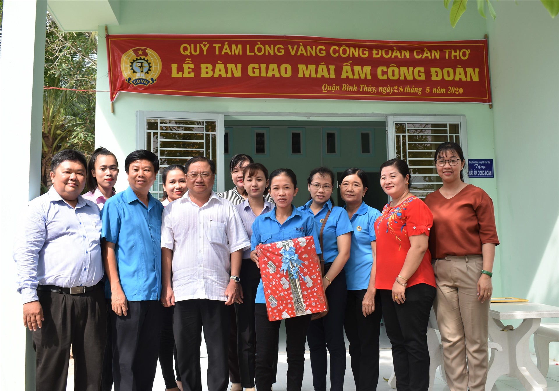 Lễ bàn giao “mái ấm Công đoàn” cho đoàn viên Nguyễn Thị Kiều Tiên. Ảnh: Thành Nhân