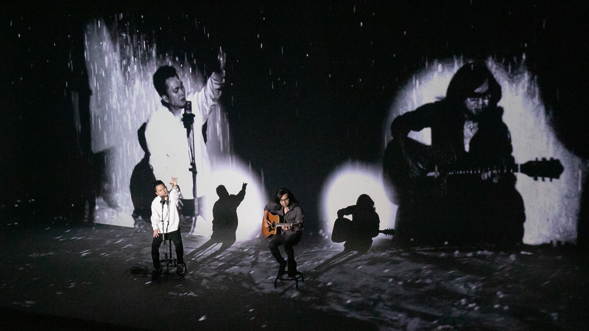 Nhiều hình ảnh của cố nhạc sĩ - ca sĩ Trần Lập cũng được giới thiệu trong MV đặc biệt lần này.
