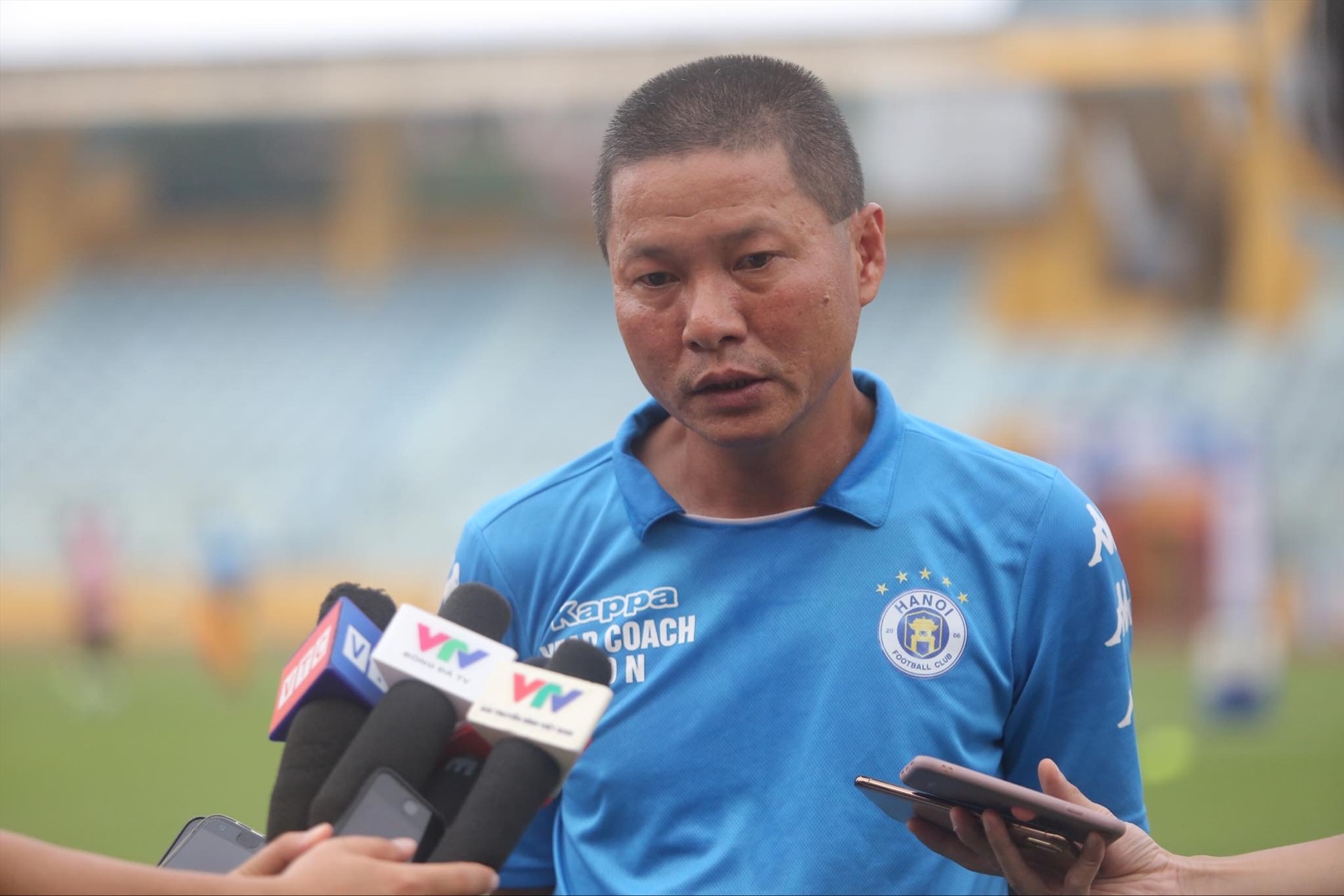 Huấn luyện viên Chu Đình Nghiêm chia sẻ với báo chí thông tin Tấn Trường cập bến Hà Nội FC. Ảnh:Đăng Huy