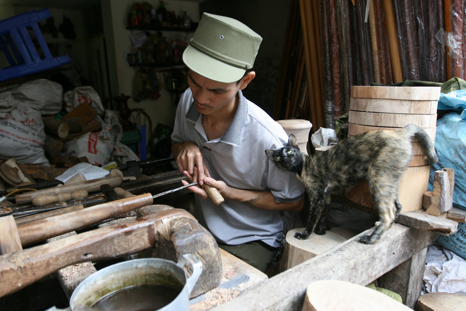 Anh Thắng - người thợ tiện duy nhất còn làm nghề tiện gỗ thủ công ở phố Tô Tịch-Hà Nội. Có lẽ, anh sẽ là người thợ cuối cùng ở phố còn làm nghề vì anh có 2 con gái và cả 2 đều không thích theo nghề của bố.