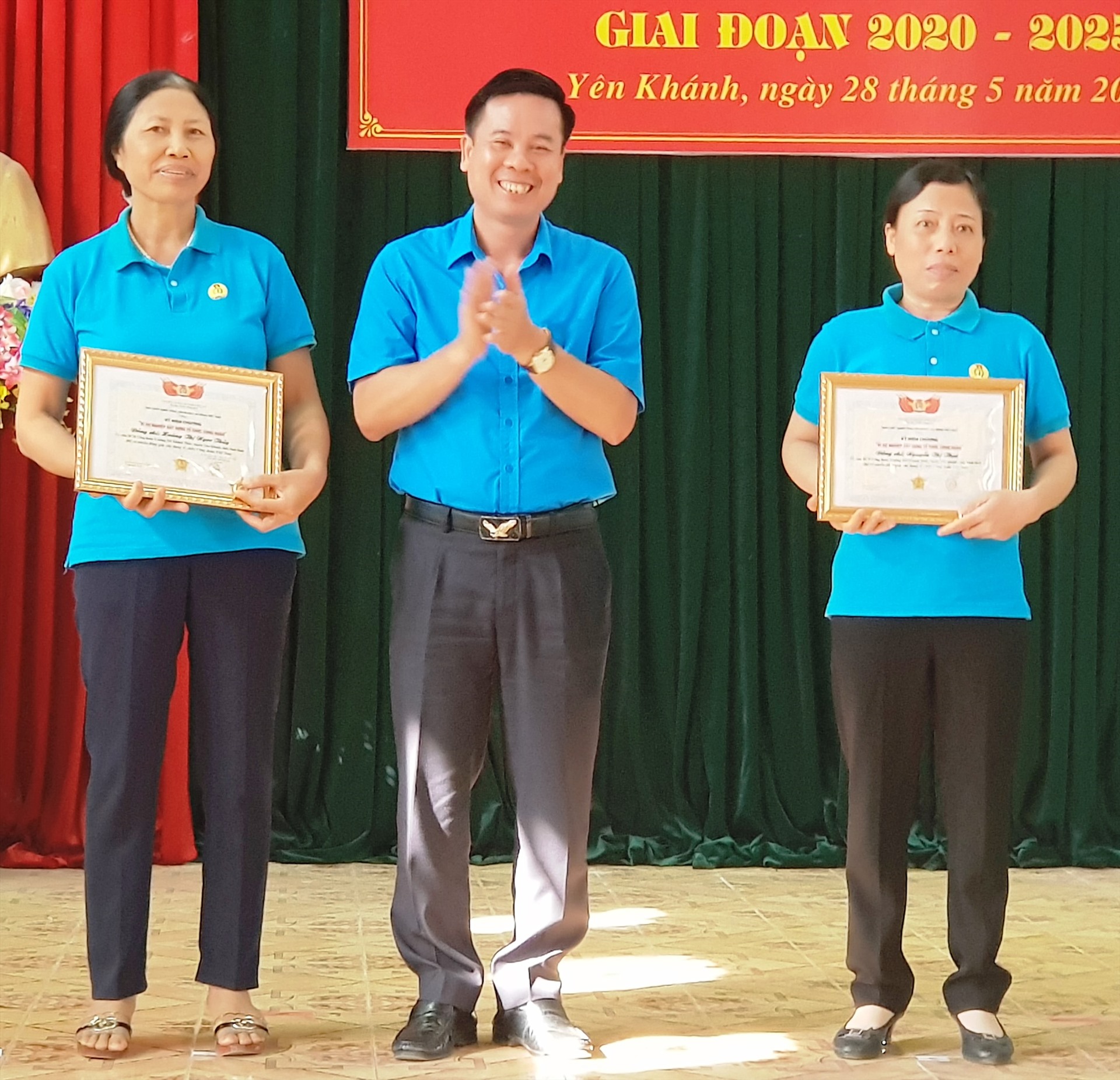 Ông Dương Đức Khanh, Chủ tịch LĐLĐ tỉnh Ninh Bình trao Kỷ niệm chương vì sự nghiệp xây dựng công đoàn cho 2 cá nhân tiêu biểu. Ảnh: NT