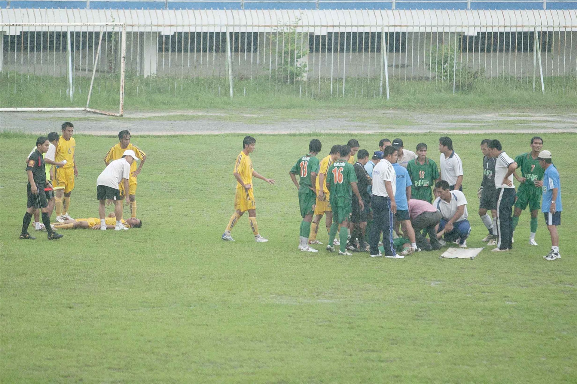 Hình ảnh trận đấu giữa Vĩnh Long gặp Nguyễn Hoàng Kiên Giang ngày 2.5.2008 bị sự cố ở phút 13. Ảnh: DƯƠNG THU.