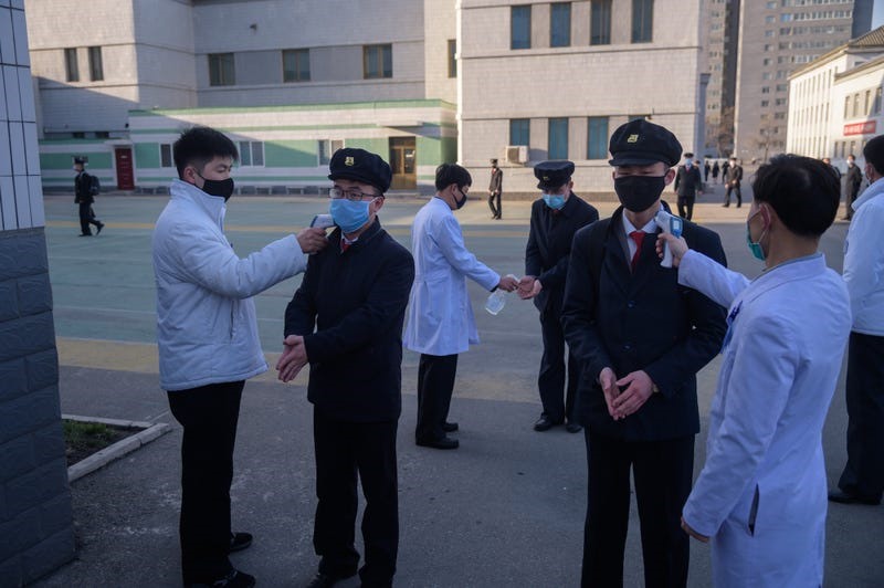 Các sinh viên khẩu trang khử trùng tay và kiểm tra nhiệt độ tại Đại học Y Bình Nhưỡng ngày 22.4.2020. Ảnh: AFP