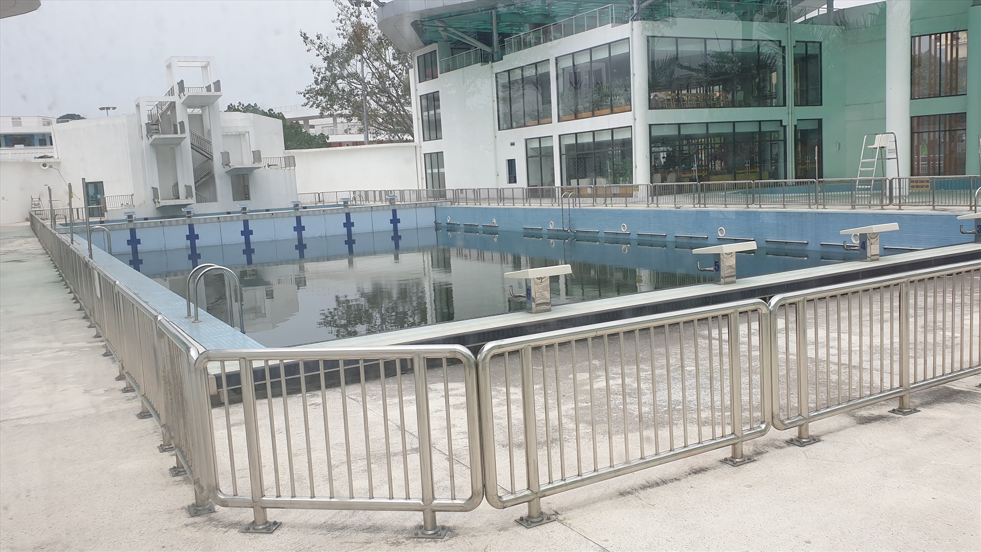 Bể bơi dừng hoạt động không lâu sau ngày Cung Thanh thiếu nhi Quảng Ninh được khánh thành vào đầu năm 2019. Ảnh: Nguyễn Hùng