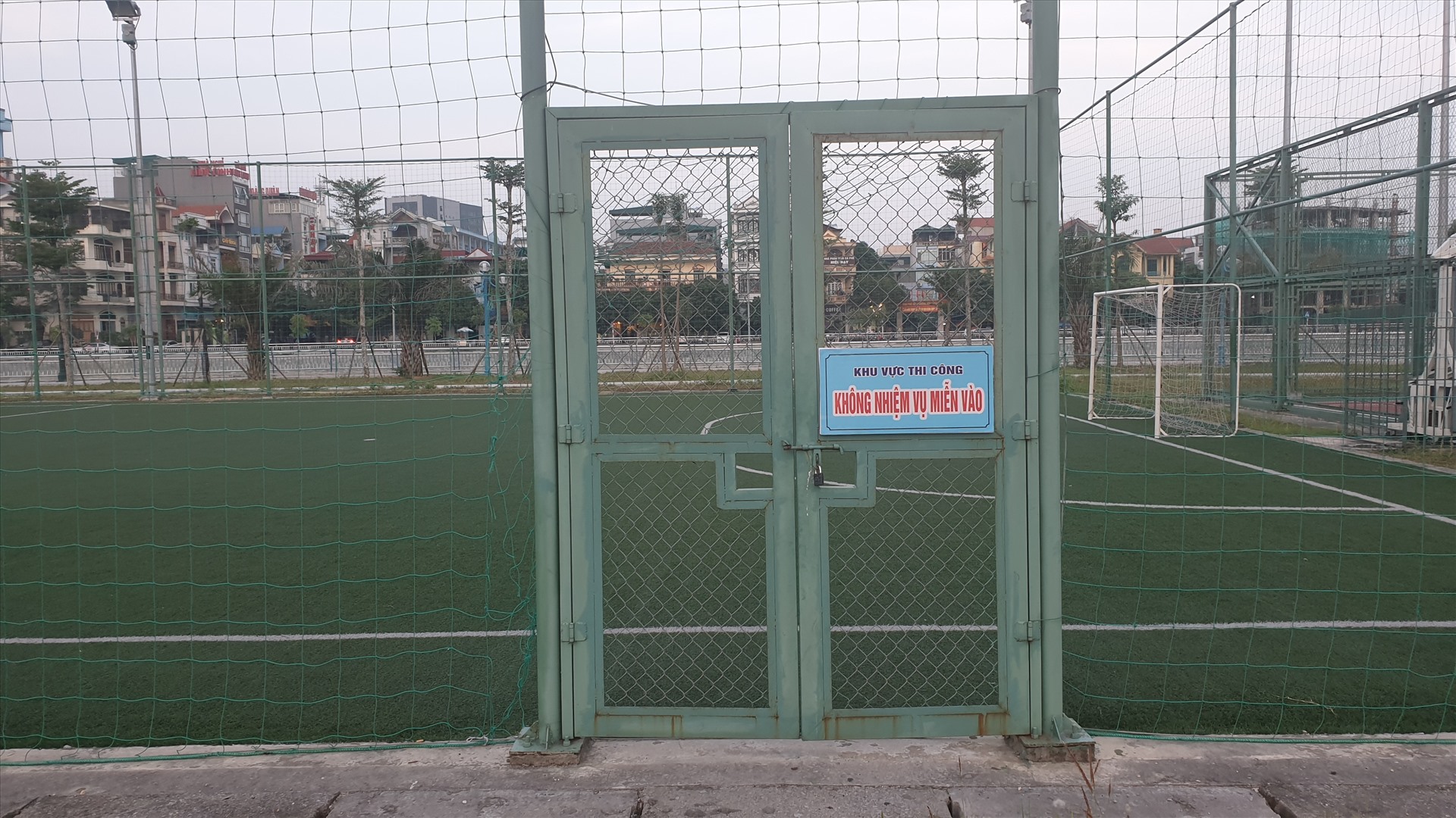 Sân bóng đá dành cho thanh thiếu nhi tạm dừng hoạt động. Ảnh: Nguyễn Hùng