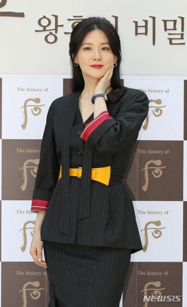 Nữ diễn viên đã giành được nhiều giải thưởng danh giá về diễn xuất và những đóng góp của mình trong việc quảng bá hình ảnh đất nước Hàn Quốc ra thế giới
