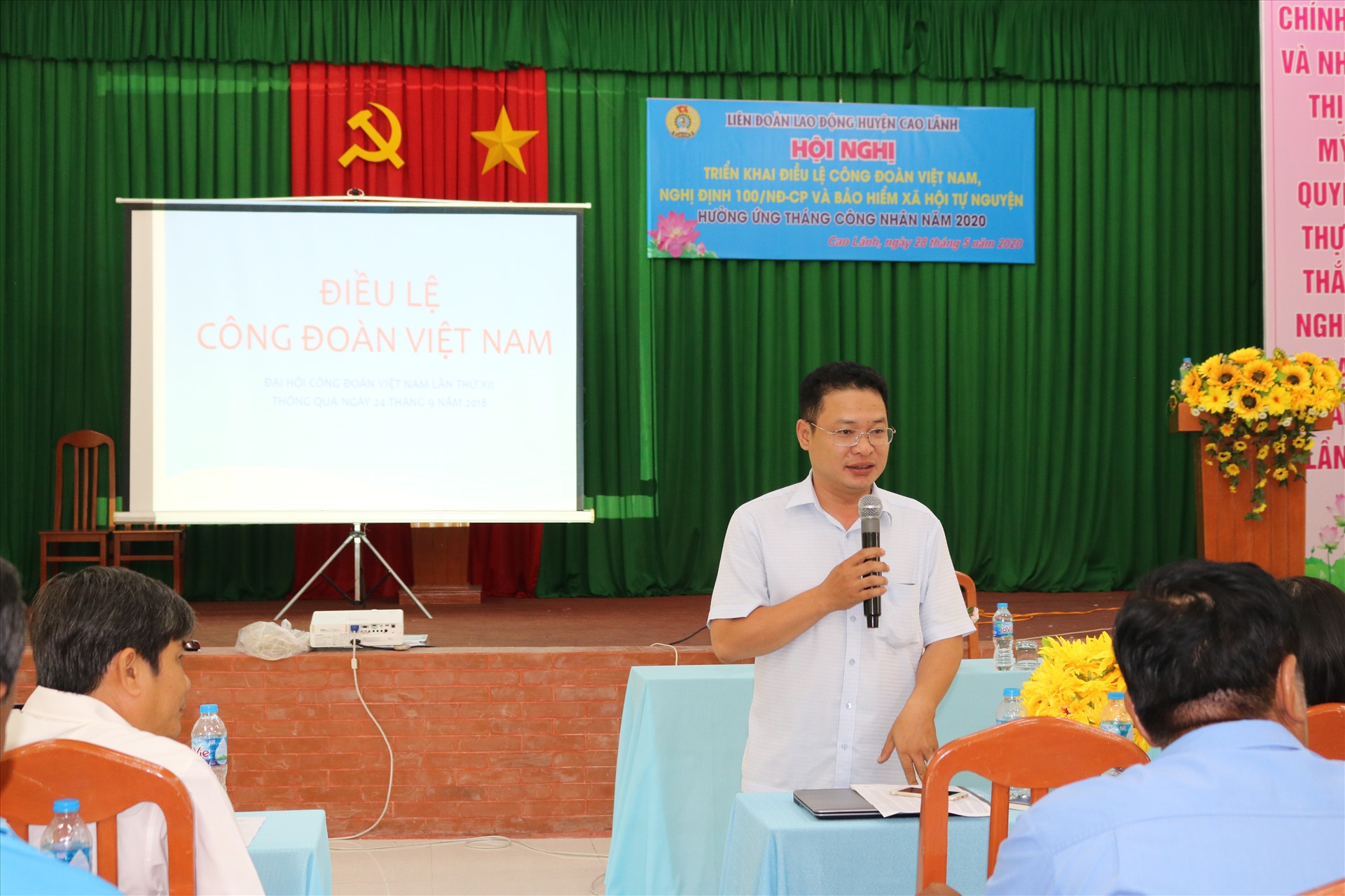Đồng chí Đoàn Văn Đông - Giám đốc BHXH huyện Cao Lãnh chia sẻ các chính sách về BHXH. Ảnh: HL