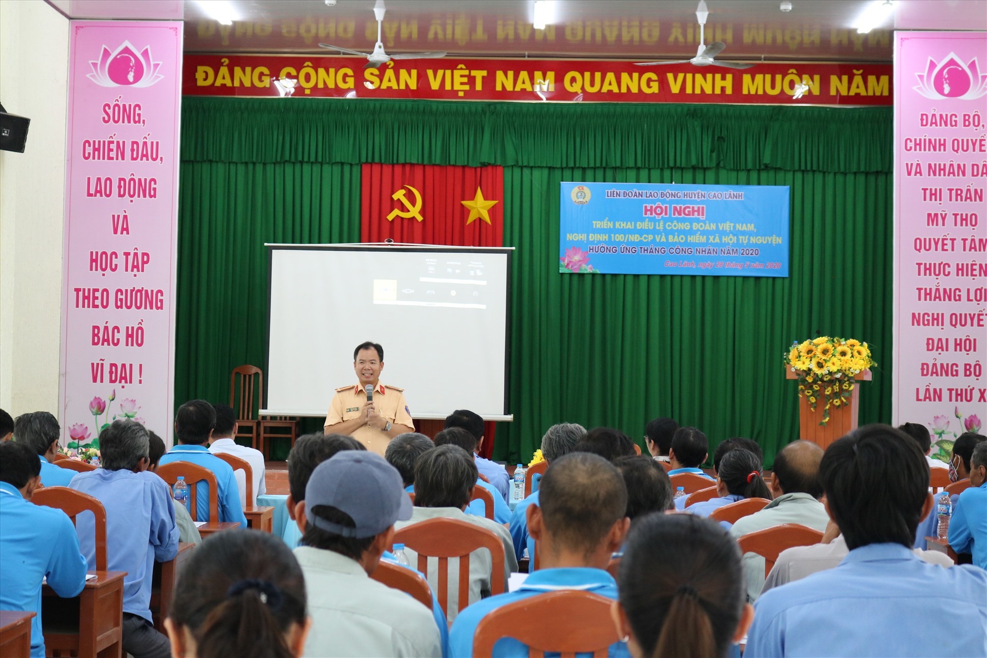 Đồng chí Nguyễn Văn Út - Đội phó đội CSGT đường bộ đường sắt công an huyện Cao Lãnh tuyên truyền Nghị định 100/2019/NĐ-CP.  Ảnh: HL