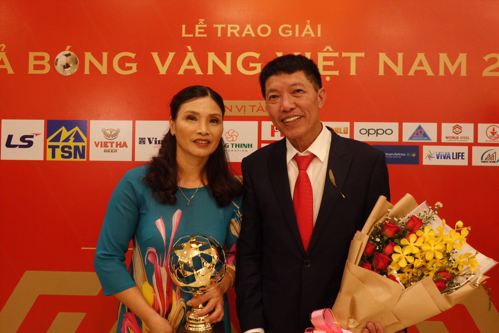 Bố mẹ Đoàn Văn Hậu thay mặt con trai nhận giải Cầu thủ trẻ nam hay nhất Việt Nam 2019. Ảnh: Nguyễn Đăng.