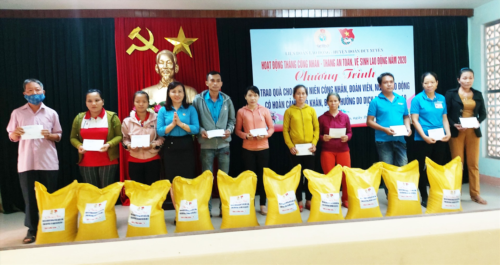 LĐLĐ huyện Duy Xuyên trao quà hỗ trợ CNLĐ khó khăn ảnh hưởng bởi dịch Covid -19.