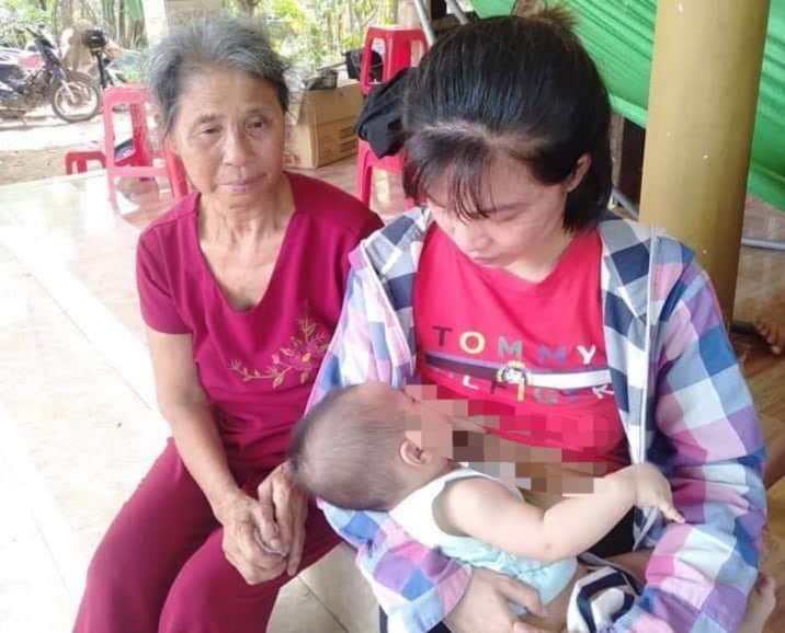 Bà Khéo bế cháu trai 5 tháng tuổi đi xin sữa của những bà mẹ mới sinh trong làng. Ảnh: Người dân cung cấp