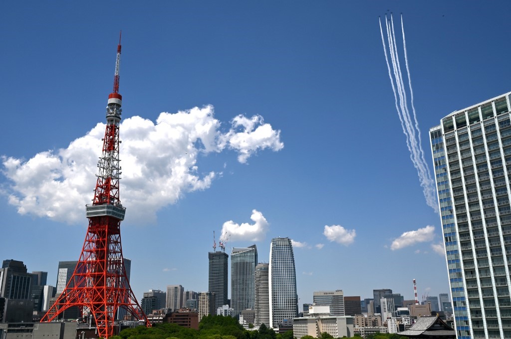Đội bay bay vòng qua nhiều tòa nhà cao tầng tại Tokyo. Ảnh: AFP.