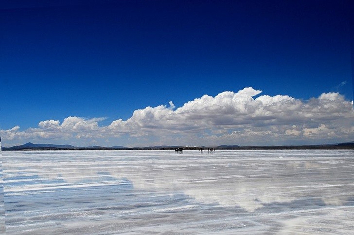 2.Salar de Uyuni: Tọa lạc ở phía Tây Nam Bolivia, thuộc tỉnh Daniel Campos, gần dãy Andes, là cánh đồng muối tự nhiên lớn nhất thế giới được hình thành do sự vận động của vỏ trái đất. Nó được cho là chứa tới 10 tỷ tấn muối. Do đặc tính phản chiếu của chúng, lớp vỏ muối tạo ra tấm gương hoàn hảo, tạo ảo giác khiến bạn như thể đang đi trên mây.