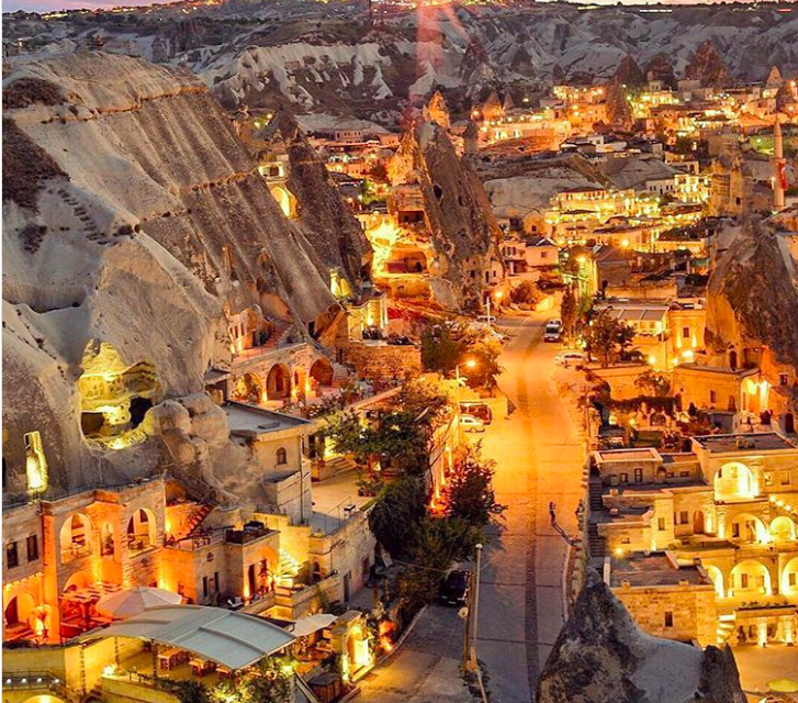 5. Cappadocia ở Thổ Nhĩ Kỳ Vùng Cappadocia ở Thổ Nhĩ Kỳ nổi tiếng với cảnh đẹp kỳ vĩ và độc đáo với thung lũng, hẻm núi và những tảng đá hình thù khác lạ. Các khối đá ở đây được hình thành từ những vụ phun trào núi lửa cách đây cả triệu năm, sau khiều tác động của mưa và gió để chúng có những hình thù độc đáo như ngày nay. Một trong những cách tốt nhất để tận hưởng chuyến đi đến Cappadocia là di chuyển bằng khinh khí cầu, điều này sẽ giúp bạn có thể quan sát trọn vẹn mọi thứ từ trên cao.